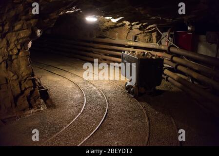 vecchi carrelli da miniera con ruote su rotaia per il trasporto di minerali Foto Stock