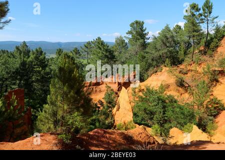 Le belle rocce di arenaria gialla e rossa di Roussillon in Francia. La bella vista naturale e l'attrazione turistica. Foto Stock