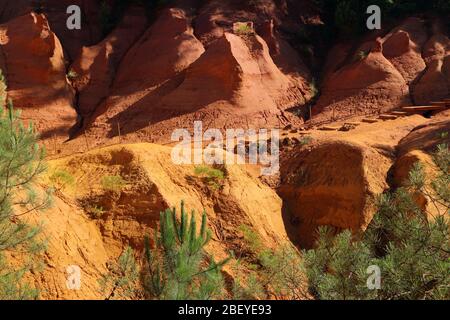 Le belle rocce di arenaria gialla e rossa di Roussillon in Francia. La bella vista naturale e l'attrazione turistica. Foto Stock