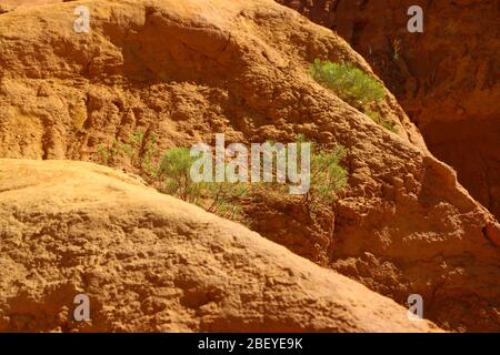 Le belle rocce di arenaria gialla e rossa di Roussillon in Francia. La bella vista naturale e l'attrazione turistica. Foto Stock