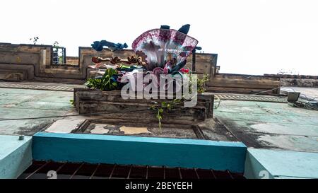 Guardando in alto - una vista inusuale delle strade della città vecchia di l'Avana - lavaggio appeso da un balcone, Cuba Foto Stock