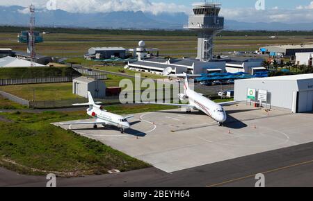 Foto aeree dei getti sul grembiule all'Aeroporto Internazionale di Città del Capo con la Air Traffic Control Tower sullo sfondo Foto Stock