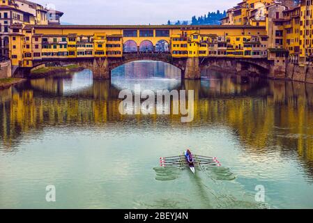 Il Ponte Vecchio, famoso ponte medievale in pietra sul fiume Arno a Firenze, Toscana, Italia. Foto Stock