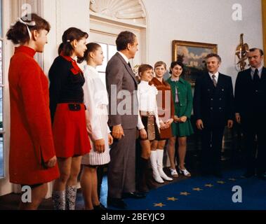 Il presidente Richard Nixon, in piedi nell'Ufficio ovale con i membri della squadra russa di ginnastica femminile sovietica, la medaglia d'oro olimpica Olga Korbut si trova accanto a Richard Nixon 3 21 1973 Foto Stock