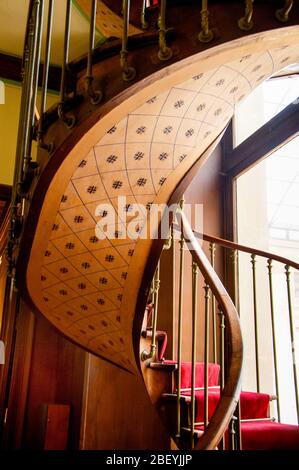 Scala a chiocciola in legno del Museo del Louvre rifilata sotto e dipinta su un pannello di legno curvo, Parigi, Francia. Foto Stock