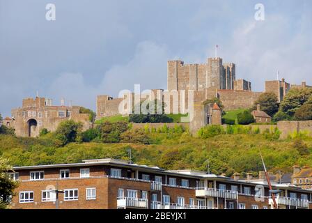 Dover castello, Kent, contrastato con uno stile di vita più affollato che vive in moderno blocco di appartamenti Foto Stock