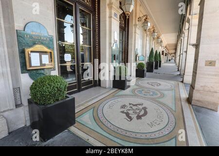 CORONAVIRUS PORTICI COMMERCIALI VUOTI RUE DE RIVOLI, PARIGI Foto Stock