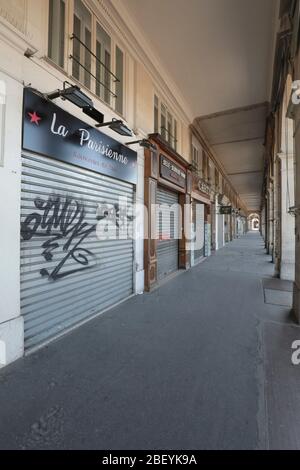 CORONAVIRUS PORTICI COMMERCIALI VUOTI RUE DE RIVOLI, PARIGI Foto Stock