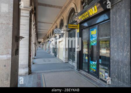 CORONAVIRUS PORTICI COMMERCIALI VUOTI RUE DE RIVOLI, PARIGI Foto Stock