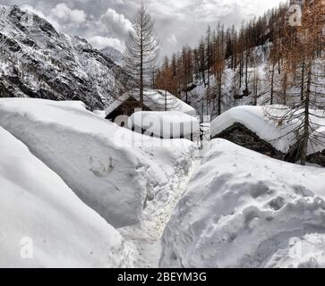 Tetto di uno chalet cowred con neve. Case Alpine sotto la neve Foto Stock