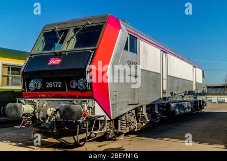 Locomotiva elettrica 26172, della SNCF Classe BB 26000, ora in mostra nel museo ferroviario Cité du Train di Mulhouse, Francia. Febbraio 2020. Foto Stock