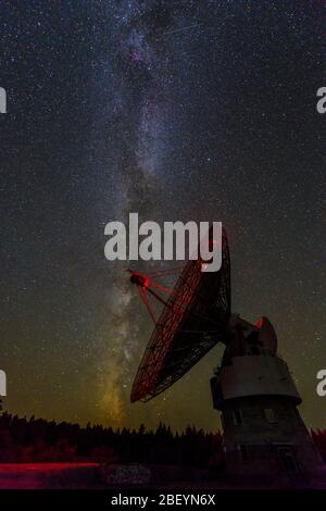 Il cielo notturno e il radiotelescopio al radio Observatory di Algonquin, al Parco Provinciale di Algonquin, alla cittadina di Nipissing, Ontario, Canada Foto Stock