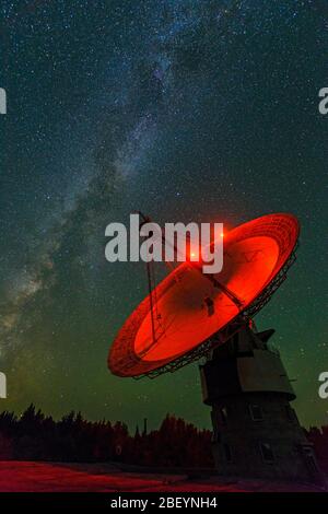 Il cielo notturno e il radiotelescopio al radio Observatory di Algonquin, al Parco Provinciale di Algonquin, alla cittadina di Nipissing, Ontario, Canada Foto Stock