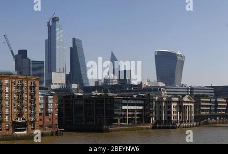 Panorama: Skyline di Londra: Bishopsgate Tower, edificio Leadenhall ("Käsereibe"), Hochhaus 20 Fenchurch Street, das auch 'Walkie Talkie' bzw 'pint' Foto Stock