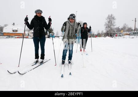 AS, Norvegia - 17 febbraio 2010: Africani, asiatici e latini americani stranieri imparare lo sci in Norvegia come parte del programma di istruzione per essere le Foto Stock