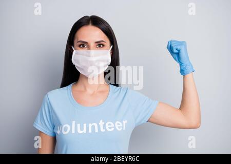 Ritratto di primo piano di lei bella-osservare bella ragazza abbastanza forte medic doc lavoro volontario lavoro lavoro lavoro lavoro dimostrando potere muscolare Foto Stock