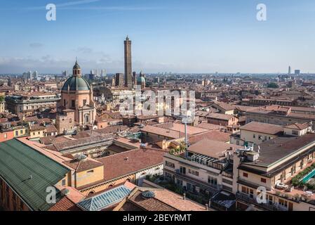 Veduta aerea dalla Basilica di San Petronio con Santuario di Santa Maria della vita e le cosiddette due Torri Foto Stock