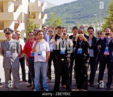 Gli astanti osservare il Presidente Barack Obama come egli cammina intorno al vertice del G8 nel sito di L'Aquila, Italia, Luglio 9, 2009. Foto Stock