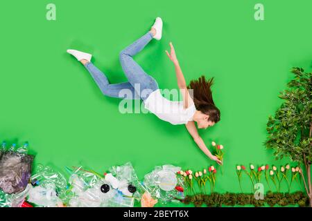 Lunghezza intera alta angolo piatto posa foto responsabile cittadino crescente fiori prendersi cura della natura smistamento prodotti in plastica sostegno contro l'inquinamento Foto Stock