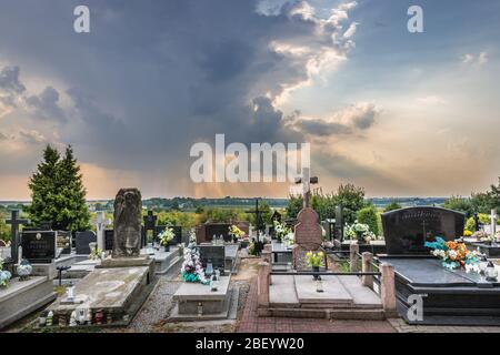 Cimitero nel villaggio di Rogow, Contea di Brzeziny nel Voivodato di Lodz nella Polonia centrale Foto Stock