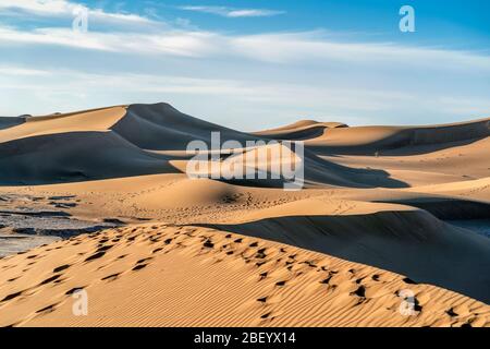 Bellissimo paesaggio di dune di sabbia del deserto del Sahara, Marocco, Africa Foto Stock