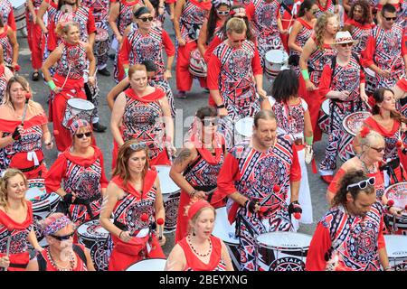 I batteristi brasiliani della Batala Band Steel partecipano al festival e alla parata di strada di Notting Hill, Londra, Regno Unito Foto Stock