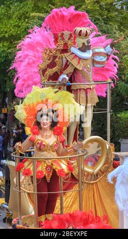 Colorato galleggiante caraibico e partecipanti in costume al festival e sfilata di strada del carnevale di Notting Hill, Londra, Regno Unito Foto Stock