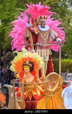 Colorato galleggiante caraibico e partecipanti in costume al festival e sfilata di strada del carnevale di Notting Hill, Londra, Regno Unito Foto Stock