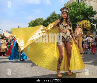 Partecipante e ballerini in colorato costume caraibico al festival e sfilata di strada di Notting Hill, Londra, Regno Unito Foto Stock