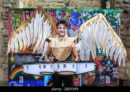 Batterista in acciaio in costume Angel al festival e sfilata di strada di Notting Hill, Londra, Regno Unito Foto Stock