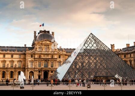 Museo del Louvre di Parigi piramide di vetro realizzata in proporzioni irregolari di diamanti e triangoli da I.M Pei, Francia. Foto Stock