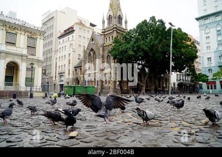 Città del Capo, Sud Africa - 16 Aprile 2020 : strade vuote in te normalmente vivace Greenmarket Square a Città del Capo, Sud Africa durante la chiusura. Foto Stock