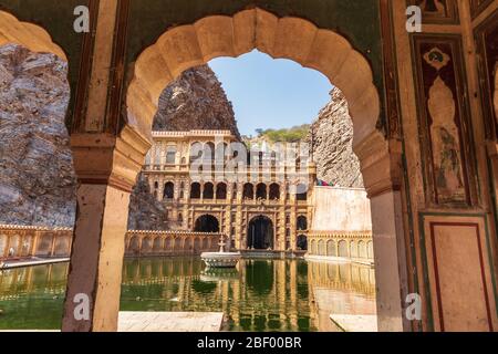 Galta Ji o Tempio delle scimmie a Jaipur, la vista serbatoio inferiore Foto Stock