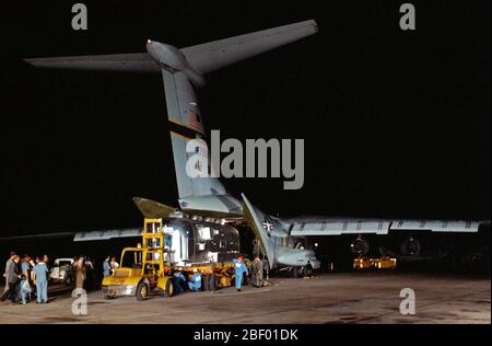 (27 luglio 1969) --- Un Mobile impianto di quarantena (MQF), con tre Apollo 11 membri dell'equipaggio all'interno, viene scaricato da una forza aerea degli Stati Uniti C-141 il trasporto a Ellington Air Force Base molto presto la domenica dopo Foto Stock