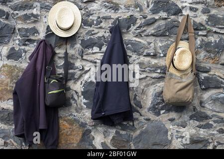 I cappelli di paglia Carreiro, come indossavano i conducenti di slitta a Monte; Funchal; Madeira; Foto Stock