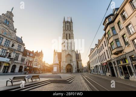 Gand, Belgio 9 aprile 2020 - la Cattedrale di San Bavo, una delle tre torri più famose della città Foto Stock