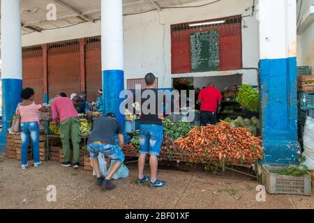 La gente locale che acquista cibo da una commercializzazione di frutta e verdura a l'Avana, Cuba Foto Stock