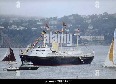 HM Queen Elizabeth II e HRH Prince Philip Visita Torquay Harbour a bordo del Royal Yacht Britannia, Inghilterra Luglio 1988. Foto Stock