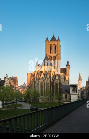 Gand, Belgio 9 aprile 2020 - la chiesa di San Nicola vista dalle scale del Belfry Foto Stock