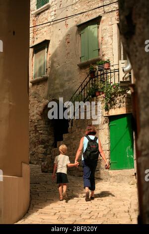 I vicoli antichi e collinari di Rovigno sono molto belli per passeggiare. Foto Stock