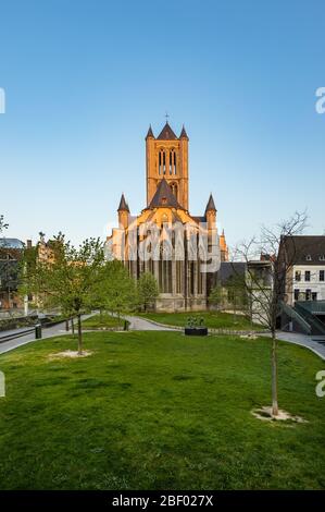 Gand, Belgio 9 aprile 2020 - la chiesa di San Nicola vista dalle scale del Belfry Foto Stock