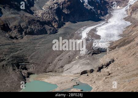 Glocknergruppe massiccio alpino. Il ghiacciaio Pasterze, moraine. Proglacial lake. Alpi austriache. L'Europa. Foto Stock