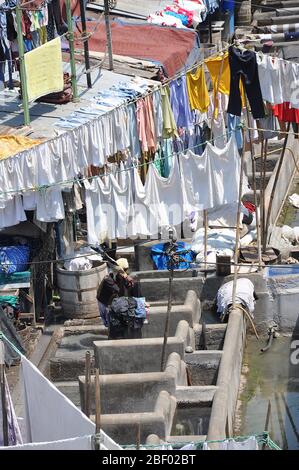 Mumbai, India-Marzo 03,2013: Lavanderia Dhobi Ghat a Mumbai, la gente lava vestiti su una strada della città. Il lavaggio più grande dell'India. Foto Stock