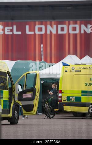 Excel Exhibition Centre, Londra, Regno Unito. 16 Aprile 2020. Un pomeriggio tranquillo fuori dal Nightingale Hospital di Londra. L'ospedale è pronto per ospitare 4,000 pazienti affetti da coronavirus. Credit: Marcin Nowak/Alamy Live News Foto Stock