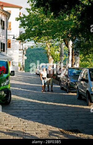 Un paio di persone che camminano nella periferia della città vecchia vicino al muro Foto Stock