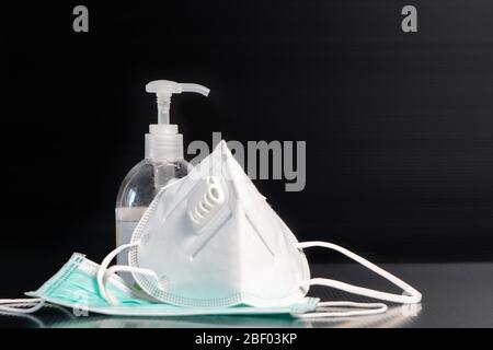 Gel igienizzante o sapone antibatterico e maschera facciale per la prevenzione del coronavirus Covid-19 Foto Stock