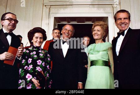 Il presidente Nixon, Pat Nixon, Presidente e signora Giulio Andreotti dell Italia pongono dopo Frank Sinatra's East stanza delle prestazioni. Aprile 17, 1973. Foto Stock