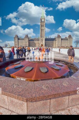 La fiamma del Centenario sulla collina del Parlamento a Ottawa, capitale del Canada, in Ontario, Canada, Nord America Foto Stock