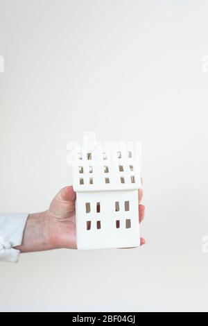 Casa bianca in mano di donna Foto Stock