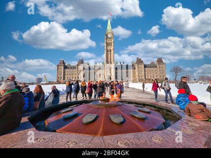 La fiamma del Centenario sulla collina del Parlamento a Ottawa, capitale del Canada, in Ontario, Canada, Nord America Foto Stock